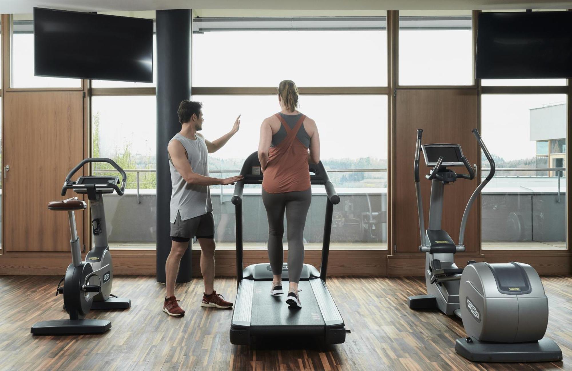 Falkensteiner Balance Resort Stegersbach - Adults Only Εξωτερικό φωτογραφία A personal trainer coaching a client on a treadmill