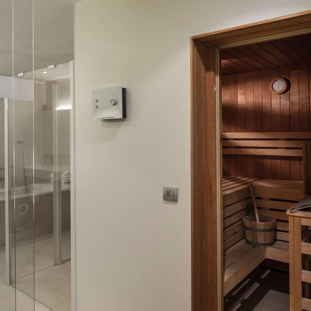 Falkensteiner Balance Resort Stegersbach - Adults Only Δωμάτιο φωτογραφία A shower and sauna in a hotel
