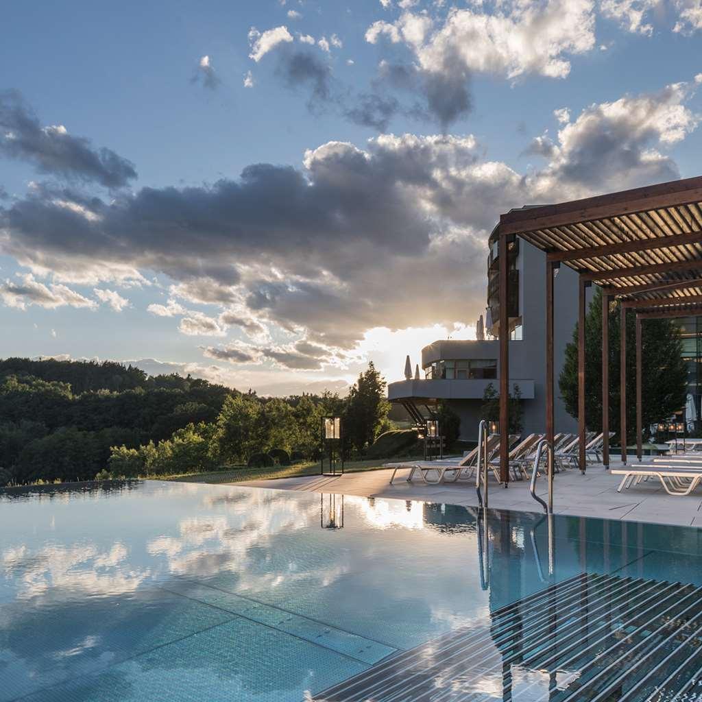 Falkensteiner Balance Resort Stegersbach - Adults Only Ανέσεις φωτογραφία The pool at the Hotel